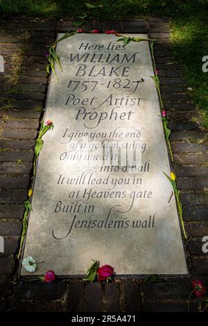 William Blake Grave - William Blake Gravestone in Bunhill Fields Grabstätte London. Stein installiert 2018, geschnitzt von Lida Cardozo, Jerusalem Vers. Stockfoto