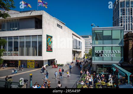 London Southbank Centre Royal Festival Hall London. Die Architekten Robert Matthew und Leslie Martin eröffneten 1951 im Rahmen des britischen Festivals Stockfoto