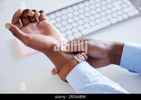 Hand-, Mann- und Handgelenkschmerzen in Praxis, Tastatur und Tippproblem, Müdigkeit und Müdigkeit bei Arthritis. Afrikanischer Geschäftsmann, Hände und Nahaufnahme Stockfoto