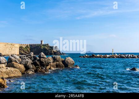 Piazza Bovio im Mittelmeer, im Stadtzentrum von Piombino, Provinz Livorno Toskana, Italien Stockfoto