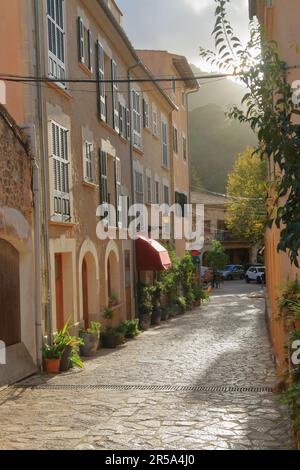 Das Foto zeigt die Straße des alten Dorfes Valldemossa in den Bergen der Insel Palma de Mallorca. Foto vor Sonnenuntergang. Stockfoto