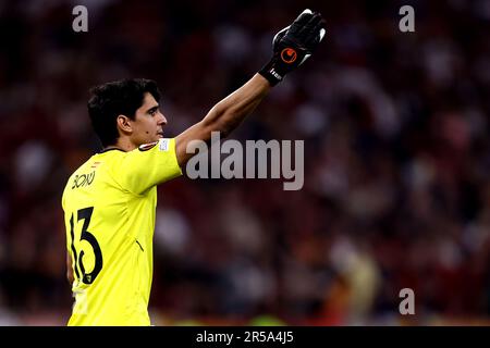 Bono Yassine Bounou vom FC Sevilla Gesten während des Finalspiels der UEFA Europa League vor dem FC Sevilla und als Roma in der Puskas Arena am 31 2023. Mai in Budapest, Ungarn. Stockfoto