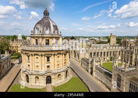 Luftaufnahme der Radcliffe Camera, auch bekannt als Rad Cam oder die Kamera und das All Souls College, beide sind die Colleges der Univer Stockfoto