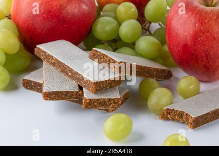 Mehrere Obstscheiben gerahmt von frischen Trauben und Äpfeln Stockfoto