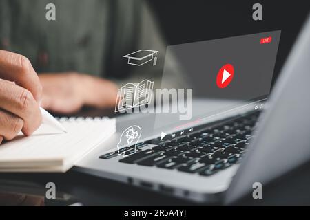 Schüler, die mit einem Computer in E-Learning und Online-Bildung vertieft sind Stockfoto