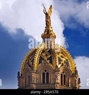 Vergoldete Statue von Erzengel Michael auf der restaurierten Kuppel, Schloss Schwerin, Deutschland, Mecklenburg-Vorpommern, Schwerin Stockfoto