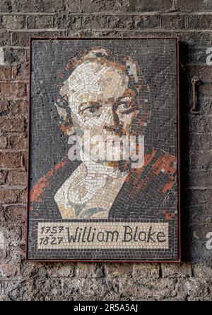 Porträt von William Blake mit Mosaiken, die seine berühmten historischen Gemälde in Bögen in Lambeth reproduzieren, wo er früher lebte, London, England, Großbritannien Stockfoto