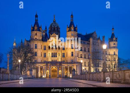 Beleuchtetes Schloss Schwerin am Abend, Deutschland, Mecklenburg-Vorpommern, Schwerin Stockfoto