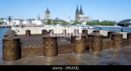 Modell des Deutz-Forts Divitia aus der römischen Epoche am Kennedy-Ufer in Köln-Deutz vor dem Stadtbild der Kölner Altstadt Stockfoto