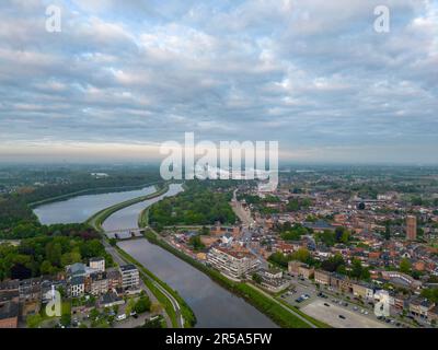 Duffel, Antwerpen, Belgien, 17. Mai 2023, Das Dorf Duffel, in der Gegend von Antwerpen, Luftfoto mit den Häusern und Straßen des Dorfes, von oberhalb des Flusses Nete aus gesehen, Blick auf die Stadt aus der Vogelperspektive von einer Drohne. Hochwertiges Foto Stockfoto