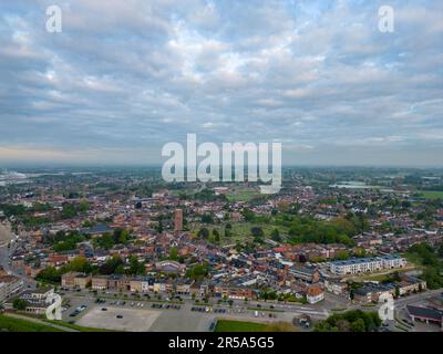 Duffel, Antwerpen, Belgien, 17. Mai 2023, Das Dorf Duffel, in der Gegend von Antwerpen, Luftfoto mit den Häusern und Straßen des Dorfes, von oberhalb des Flusses Nete aus gesehen, Blick auf die Stadt aus der Vogelperspektive von einer Drohne. Hochwertiges Foto Stockfoto