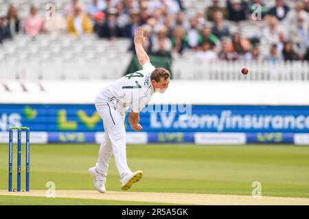 Graham Hume of Ireland bowlt im Ben Duckett of England während des LV= Insurance Test Match Day 2 England vs Ireland at Lords, London, Großbritannien, 2. Juni 2023 (Foto: Craig Thomas/News Images) Stockfoto