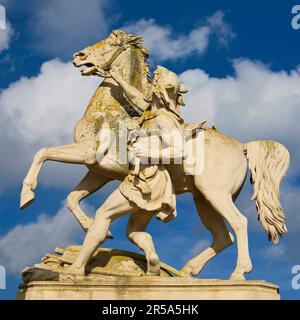 Reiterstatue Obotrit, zähmt sein Pferd auf der Burgbrücke im Schloss Schwerin, Deutschland, Mecklenburg-Vorpommern, Schwerin Stockfoto