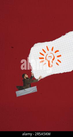 Zeitgenössische Kunstcollage mit einem überraschten Mann, der ein Stück Papier hält, mit einer Glühbirne auf rotem Hintergrund. Kreative Kunstwerke mit zerrissenem Papier Stockfoto