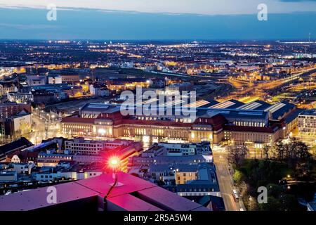 Stadtpanorama, Blick vom City-Hochhaus mit abendlicher Verdunkelung auf den Hauptbahnhof, Deutschland, Sachsen, Leipzig Stockfoto