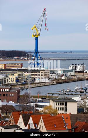 Stadtpanorama mit Hafenkran in Westhafen, Deutschland, Mecklenburg-Vorpommern, Wismar Stockfoto