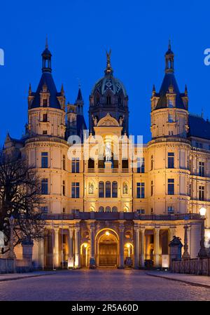 Beleuchtetes Schloss Schwerin am Abend, Deutschland, Mecklenburg-Vorpommern, Schwerin Stockfoto