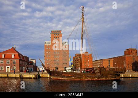 Poel cog Wissemara im alten Hafen vor dem Baumhaus und den alten Lagerhäusern, Deutschland, Mecklenburg-Vorpommern, Wismar Stockfoto