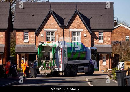 Müllmänner, die Haushaltsmüll in einen LKW zur Mülldeponie in Lower Peover, Cheshire, verladen Stockfoto