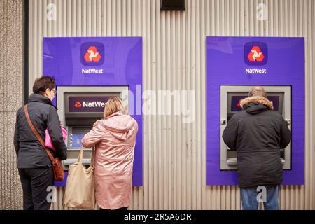 Macclesfield, Cheshire. NatWest Geldautomaten auf Chestergate im Stadtzentrum, Stockfoto