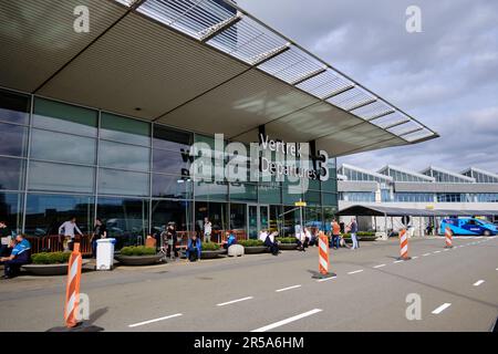 Amsterdam, Niederlande - August 24 2022: Abflug Terminal 3 am Flughafen Amsterdam Schiphol. Stockfoto