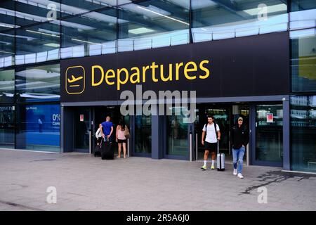 London, Vereinigtes Königreich - 22. August 2022: Eintritt zum Abflugeingang am Gatwick Airport North Terminal. Zufallsmenschen. Stockfoto