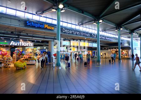 Amsterdam, Niederlande - August 10 2022: Schiphol Plaza am Flughafen Amsterdam Schiphol. Stockfoto