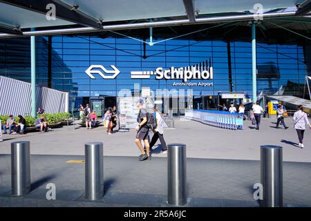 Amsterdam, Niederlande - August 10 2022: Beschilderung vor der Ankunftshalle am Flughafen Amsterdam Schiphol an sonnigen Tagen. Stockfoto