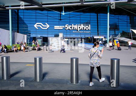 Amsterdam, Niederlande - August 10 2022: Beschilderung vor der Ankunftshalle am Flughafen Amsterdam Schiphol an sonnigen Tagen. Stockfoto