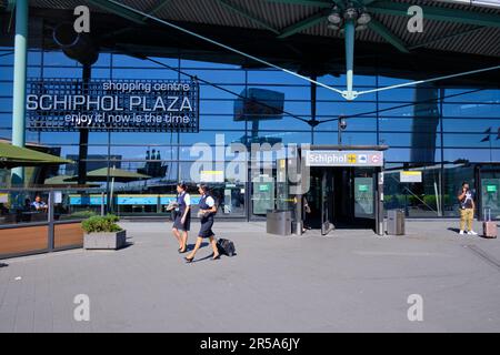 Amsterdam, Niederlande - 10. August 2022: Flugbegleiter gehen an einem sonnigen Tag vom Flughafen Amsterdam Schiphol weg. Stockfoto