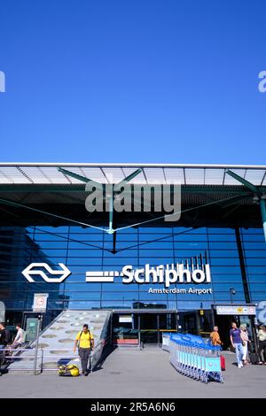 Amsterdam, Niederlande - August 10 2022: Beschilderung vor der Ankunftshalle am Flughafen Amsterdam Schiphol an sonnigen Tagen. Stockfoto