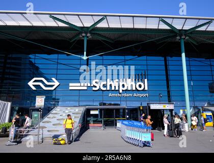 Amsterdam, Niederlande - August 10 2022: Beschilderung vor der Ankunftshalle am Flughafen Amsterdam Schiphol an sonnigen Tagen. Stockfoto