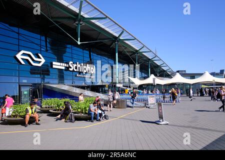 Amsterdam, Niederlande - 10. August 2022: Beschilderung vor der Ankunft am Flughafen Amsterdam Schiphol an einem sonnigen Tag. Stockfoto