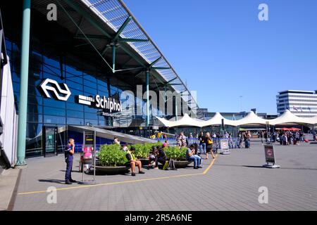 Amsterdam, Niederlande - August 10 2022: Beschilderung vor der Ankunftshalle am Flughafen Amsterdam Schiphol an sonnigen Tagen. Stockfoto