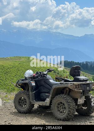 ATV Quad Bike vor der Berglandschaft. Stockfoto
