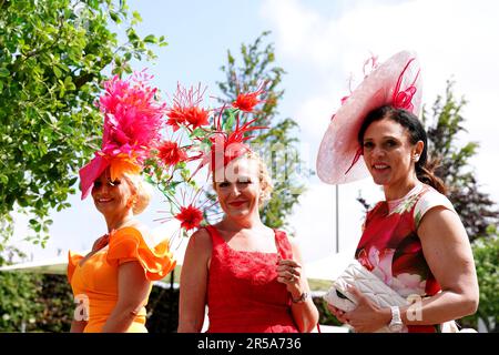 Die Rennfahrer kommen vor dem Ladies Day des Derby Festivals 2023 auf der Epsom Downs Rennbahn in Epsom an. Foto: Freitag, 2. Juni 2023. Stockfoto