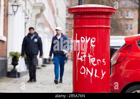 Love Letters nur Graffiti auf einer roten Pocken-Säule im Stadtzentrum von Manchester Stockfoto
