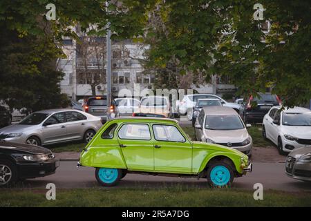 Bild eines citroen Dyane, parkt im Zentrum von Belgrad, Serbien. Das Citroën Dyane ist ein preisgünstiges Familienauto, das vom französischen Autohersteller Citro hergestellt wird Stockfoto