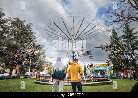 Bild einer Schaukelfahrt, die während eines Karnevals im Vergnügungspark Ripanj in Belgrad, Serbien, rotiert. Die Schaukel Fahrt oder Stuhl Schaukel Fahrt ist eine Amuse Stockfoto