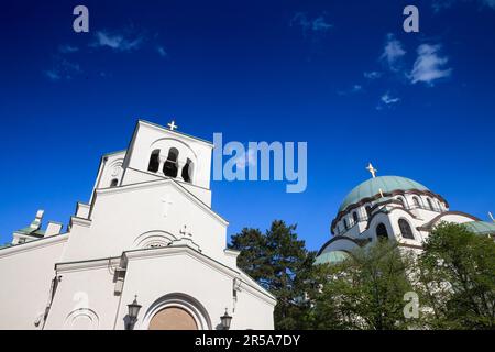 Bild des belgrader Kathdraltempels der Heiligen Sava, von außen mit der kleinen Kirche der Heiligen sava vor Ihnen zu sehen. Die Kirche der Heiligen Sava, o Stockfoto