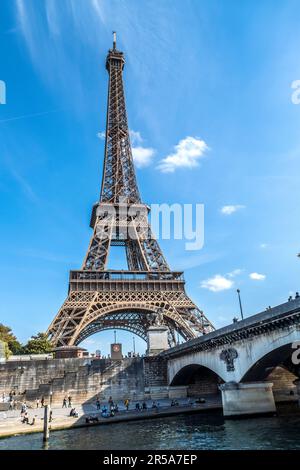 Paris, Frankreich - 09-12-2018: Der Eiffelturm von einem Boot auf der seine aus gesehen Stockfoto