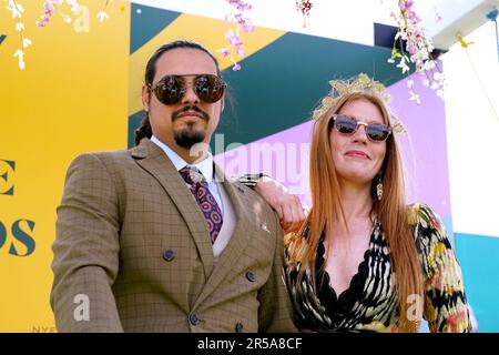 Rennfahrer posieren für ein Foto, wenn sie vor dem Ladies Day des Derby Festivals 2023 auf der Epsom Downs Rennbahn in Epsom ankommen. Foto: Freitag, 2. Juni 2023. Stockfoto