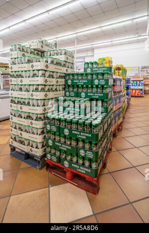 Fossano, Italien - 21. Mai 2023: Dosen mit Lagerbier in Kartons auf Paletten zum Verkauf in INS Discount Stores der PAM-Gruppe Stockfoto