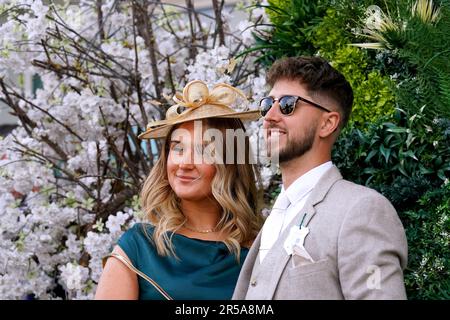 Rennfahrer posieren für ein Foto, wenn sie vor dem Ladies Day des Derby Festivals 2023 auf der Epsom Downs Rennbahn in Epsom ankommen. Foto: Freitag, 2. Juni 2023. Stockfoto