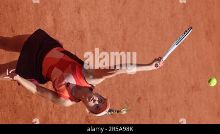 Paris, Frankreich. 02. Juni 2023. Belgische Elise Mertens (WTA28), die während eines Tennisspiels gegen US Pegula (WTA3) in Aktion gezeigt wurde, in der dritten Runde der FrauenSingles beim Roland Garros French Open Tennis Turnier in Paris, Frankreich. BELGA FOTO BENOIT DOPPAGNE Kredit: Belga News Agency/Alamy Live News Stockfoto