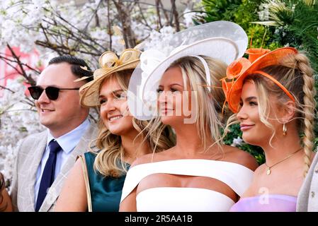 Rennfahrer posieren für ein Foto, wenn sie vor dem Ladies Day des Derby Festivals 2023 auf der Epsom Downs Rennbahn in Epsom ankommen. Foto: Freitag, 2. Juni 2023. Stockfoto