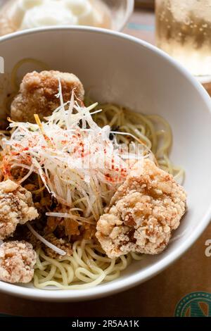 Hühnchen Karage mit Soba Nudeln, Tokio, Japan. Stockfoto