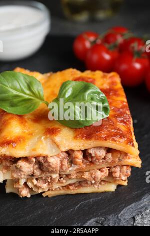 Köstliche gekochte Lasagne, serviert auf Schieferteller, Nahaufnahme Stockfoto