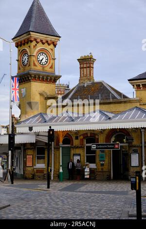 Eastbourne, East Sussex/Vereinigtes Königreich - Juli 27 2022: Außenansicht des Bahnhofs im Stadtzentrum von Eastbourne. Am frühen Morgen bei hellem Sonnenschein. Stockfoto