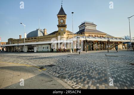 Eastbourne, East Sussex/Vereinigtes Königreich - Juli 19 2022: Außenansicht des Bahnhofs im Stadtzentrum von Eastbourne. Am frühen Morgen bei hellem Sonnenschein. Stockfoto